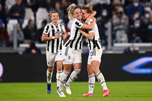 Sport Themen der Woche KW45 Sport Bilder des Tages Photo LaPresse - Fabio Ferrari November, 09 2021 Turin, Italy soccer Juventus Women vs VfL Wolfsburg - Women s Champions League - Juventus stadium of Torino In the pic:Cristiana Girelli (Juventus Women) celebrates after gol 1-0  Copyright: xFabioxFerrari LaPressex