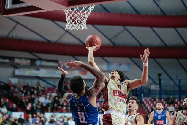 Mandatory Credit: Photo by Mattia Radoni LiveMedia Shutterstock (12596137bo) Victor Sanders (Umana Reyer Venezia) and Dennis Seeley (Buducnost Voli Podgorica) Basketball EuroCup Championship Umana Reyer Venezia vs Buducnost Voli Podgorica, Palasport Taliercio, Venice, Italy - 09 Nov 2021 Basketball EuroCup Championship Umana Reyer Venezia vs Buducnost Voli Podgorica, Palasport Taliercio, Venice, Italy - 09 Nov 2021  Copyright: xMattiaxRadoni LiveMedia Shutterstockx 12596137bo