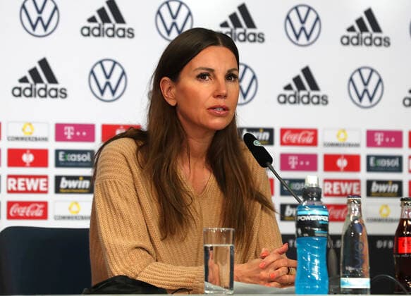 Deuschland vs. Lichtenstein, WM Quali, Vorberichte Wolfsburg, 10.11.2021, WM Qualifikationsspiel Deutschland vs. Lichtenstein, Deutsche Fußballnationalmannschaft, Pressekonferenz zur Preisverleihung der Robert-Enke-Stiftung, Teresa Enke während der Pressekonferenz. Wolfsburg