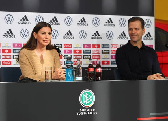 Deuschland vs. Lichtenstein, WM Quali, Vorberichte Wolfsburg, 10.11.2021, WM Qualifikationsspiel Deutschland vs. Lichtenstein, Deutsche Fußballnationalmannschaft, Pressekonferenz zur Preisverleihung der Robert-Enke-Stiftung, Teresa Enke und Team Manager Oliver Bierhoff während der Pressekonferenz. Wolfsburg