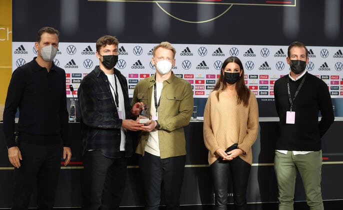 Deuschland vs. Lichtenstein, WM Quali, Vorberichte Wolfsburg, 10.11.2021, WM Qualifikationsspiel Deutschland vs. Lichtenstein, Deutsche Fußballnationalmannschaft, Pressekonferenz zur Preisverleihung der Robert-Enke-Stiftung, 1. Preis für Mainz 05 v.li.: Oliver Bierhoff, Constantin Kuhlmann, Moritz Hirmke, Jan Siewert, Teresa Enke Wolfsburg