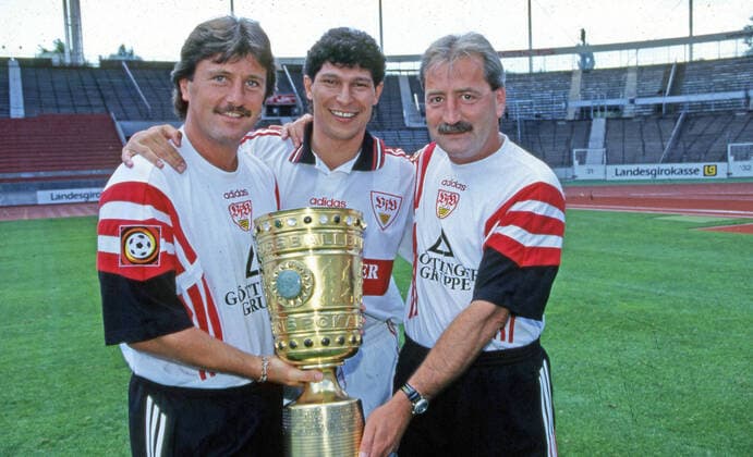 15.07.97 VfB Stuttgart Fototermin DFB-Pokal Sieger 1997 Deutschland, Stuttgart, 15.07.1997, Fussball, Bundesliga, VfB Stuttgart Fototermin DFB-Pokal Sieger 1997: v.l. Gerhard Wörn (Physiotherapeut), Krassimir Balakov, Gerhard Egger (Physiotherapeut) mit dem DFB-Pokal. *** 15 07 97 VfB Stuttgart photo session DFB Cup Winner 1997 Germany, Stuttgart, 15 07 1997, Football, Bundesliga, VfB Stuttgart photo session DFB Cup Winner 1997 f l Gerhard Wörn Physiotherapist , Krassimir Balakov, Gerhard Egger Physiotherapist with the DFB Cup