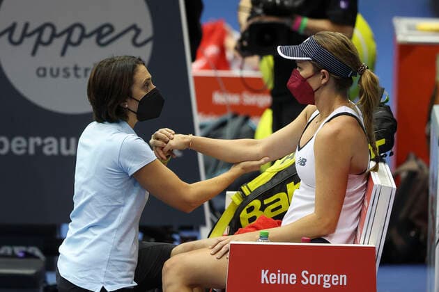 Danielle Collins wird behandelt, Behandlung, Physiotherapeut, verletzt, Verletzung Tennis - Ladies Linz 2021 - WTA, Tennis Damen - Tips Arena - Linz - Oberoesterreich - Oesterreich - 10 November 2021. Copyright: xJuergenxHasenkopfx