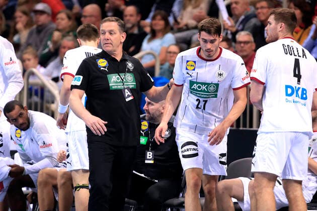 GISLASON Alfred Team Deutschland bei Einwechslung mit WAGNER Hendrik Handball Laenderspiel Deutschland - Portugal am 07.11.2021 in Duesseldorf im PSD Bank Dome
