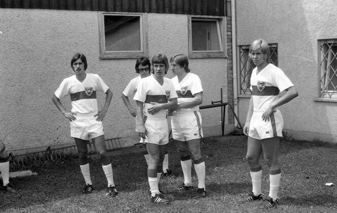 22.07.71 VfB Stuttgart Fototermin 1971 1972 Deutschland, Stuttgart, 22.07.1971, Fussball, Bundesliga, VfB Stuttgart Fototermin, Saison 1971 1972: v.l. Roland Mall, Wolfgang Frank, Gerd Komorowski, Buffy Ettmayer, Karl Berger. *** 22 07 71 VfB Stuttgart photo session 1971 1972 Germany, Stuttgart, 22 07 1971, football, Bundesliga, VfB Stuttgart photo session, season 1971 1972 f l Roland Mall, Wolfgang Frank, Gerd Komorowski, Buffy Ettmayer, Karl Berger