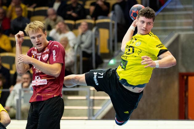 211110 Sävehofs Elias Ellefsen Ã Skipagotu under handbollsmatchen i Handbollsligan mellan Sävehof och Lugi den 10 november 2021 i Partille. Copyright: MICHAELxERICHSEN BB211110MI036