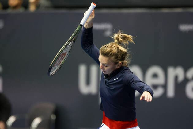 Simona Halep reagiert und wirft veraergert den Schlaeger auf den Boden, Aerger, Frust, Emotion Tennis - Ladies Linz 2021 - WTA, Tennis Damen - Tips Arena - Linz - Oberoesterreich - Oesterreich - 10 November 2021. Copyright: xJuergenxHasenkopfx