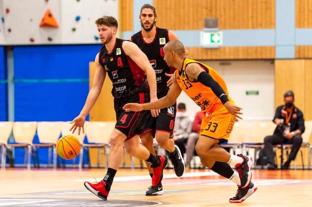 Thorben Doeding (4, Artland Dragons) mit Chris Frazier (33, WiHa Panthers Schwenningen), dahinter Adam Pechacek (0, Artland Dragons) GER, Basketball, Barmer 2. Bundesliga Pro-A, Spieltag 9, WiHa Panthers Villingen-Schwenningen vs Quakenbrueck Artland Dragons, 10.11.2021, GER, Basketball, Barmer 2. Bundesliga Pro-A, Spieltag 9, WiHa Panthers Villingen-Schwenningen vs Quakenbrueck Artland Dragons, 10.11.2021, Villingen-Schwenningen Copyright: xEibner-Pressefotox EP_FWF