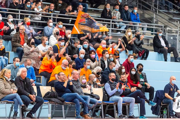 Jubel im Fanblock nach einem Korb der WiHa Panthers GER, Basketball, Barmer 2. Bundesliga Pro-A, Spieltag 9, WiHa Panthers Villingen-Schwenningen vs Quakenbrueck Artland Dragons, 10.11.2021, GER, Basketball, Barmer 2. Bundesliga Pro-A, Spieltag 9, WiHa Panthers Villingen-Schwenningen vs Quakenbrueck Artland Dragons, 10.11.2021, Villingen-Schwenningen Copyright: xEibner-Pressefotox EP_FWF