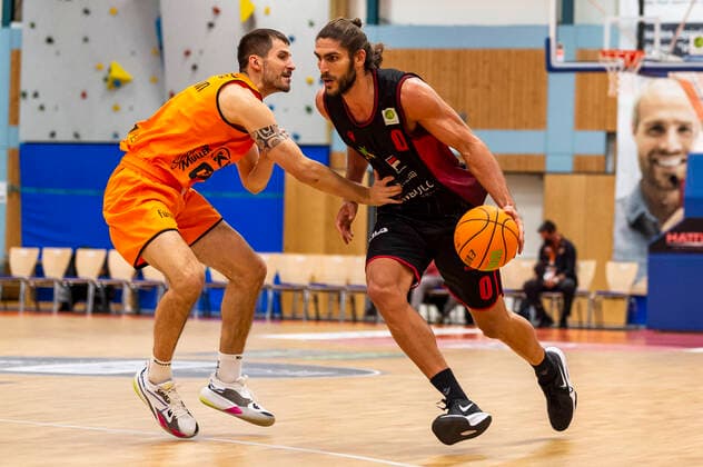 Adam Pechacek (0, Artland Dragons) mit Adrian Bergmann (18, WiHa Panthers Schwenningen) GER, Basketball, Barmer 2. Bundesliga Pro-A, Spieltag 9, WiHa Panthers Villingen-Schwenningen vs Quakenbrueck Artland Dragons, 10.11.2021, GER, Basketball, Barmer 2. Bundesliga Pro-A, Spieltag 9, WiHa Panthers Villingen-Schwenningen vs Quakenbrueck Artland Dragons, 10.11.2021, Villingen-Schwenningen Copyright: xEibner-Pressefotox EP_FWF