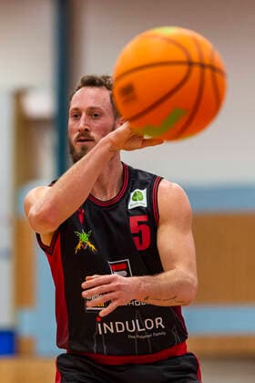 Pass von Chase Griffin (5, Artland Dragons) GER, Basketball, Barmer 2. Bundesliga Pro-A, Spieltag 9, WiHa Panthers Villingen-Schwenningen vs Quakenbrueck Artland Dragons, 10.11.2021, GER, Basketball, Barmer 2. Bundesliga Pro-A, Spieltag 9, WiHa Panthers Villingen-Schwenningen vs Quakenbrueck Artland Dragons, 10.11.2021, Villingen-Schwenningen Copyright: xEibner-Pressefotox EP_FWF