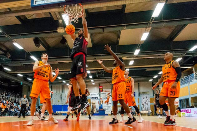 Dunk von Adam Pechacek (0, Artland Dragons) GER, Basketball, Barmer 2. Bundesliga Pro-A, Spieltag 9, WiHa Panthers Villingen-Schwenningen vs Quakenbrueck Artland Dragons, 10.11.2021, GER, Basketball, Barmer 2. Bundesliga Pro-A, Spieltag 9, WiHa Panthers Villingen-Schwenningen vs Quakenbrueck Artland Dragons, 10.11.2021, Villingen-Schwenningen Copyright: xEibner-Pressefotox EP_FWF