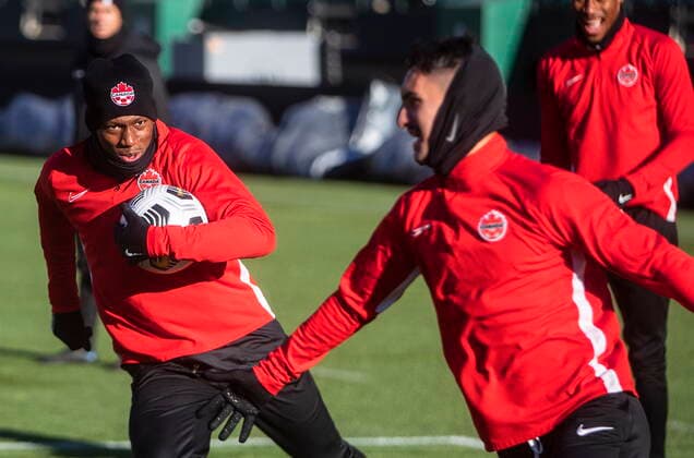 Fußball, Nationalteam Kanada Training November 10, 2021, EDMONTON, AB, CANADA: Team Canada s Jonathan David, left, gives chase on ..Stephen Eustaquio during a practice session in Edmonton, Alta., on Wednesday November 10, 2021. Canada takes on Costa Rica in their World Cup match on Friday November 12, 2021. Jonathan David Stephen Eustaquio - ZUMAc35_ 20211110_zaf_c35_047 Copyright: xJasonxFransonx