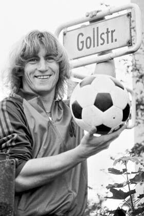 Hans-Joachim Goll von Hannover 96 in der Gollstr. in Anderten am 24.08.1981 *** Hans Joachim Goll of Hannover 96 in the Gollstr in Anderten on 24 08 1981