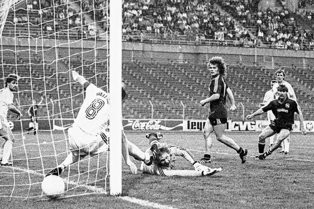 Aus 2.BL Saison 1986 1987 Hannover 96 gegen Armini Bielefeld 4:1 am 25.04.1987 im Niedersachsenstadion. Im Foto: Gregor Grillemeier re. von Hannover 96 zum 4:1 - für Arminia TW Wolfgang Kneib und Norbert Eilenfeldt 8 nicht erreichbar -li. neben Grillemeier Frank Hartmann. *** From 2 BL season 1986 1987 Hannover 96 against Armini Bielefeld 4 1 on 25 04 1987 in the Niedersachsenstadion In the photo Gregor Grillemeier right of Hannover 96 to 4 1 for Arminia TW Wolfgang Kneib and Norbert Eilenfeldt 8 not attainable left beside Grillemeier Frank Hartmann