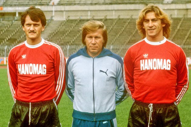 Diedhelm Ferner - Trainer bei Hannover 96 -hier in der Serie 1982 83 mit Spieler Ralf Aussem li. und Heinz- Joachim Goll. *** Diedhelm Ferner trainer at Hannover 96 here in the 1982 83 series with player Ralf Aussem li and Heinz Joachim Goll