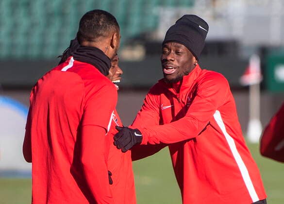 Fußball, Nationalteam Kanada Training November 10, 2021, EDMONTON, AB, CANADA: Team Canada s Alphonso Davies has a laugh with teammates during a practice session in Edmonton, Alta., on Wednesday November 10, 2021. Canada takes on Costa Rica in their World Cup match on Friday November 12, 2021. Alphonso Davies  - ZUMAc35_ 20211110_zaf_c35_049 Copyright: xJasonxFransonx