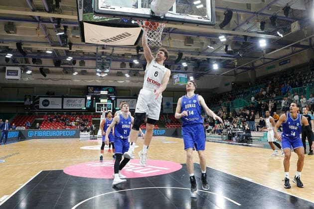 Basketball FIBA Europa Cup 5. Spieltag Gruppe A Runde 1 in der Oberfrankenhalle in Bayreuth Saison 2021-2022 Medi Bayreuth gegen Donar Groningen Kevin Wohlrath ( Medi Bayreuth 6) links Thomas Koenis (Donar Groningen 14) rechts