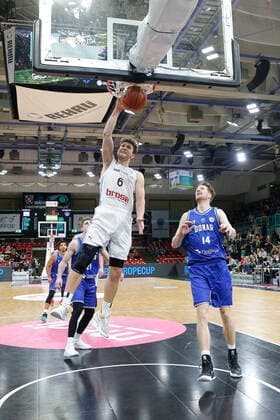 Basketball FIBA Europa Cup 5. Spieltag Gruppe A Runde 1 in der Oberfrankenhalle in Bayreuth Saison 2021-2022 Medi Bayreuth gegen Donar Groningen Kevin Wohlrath ( Medi Bayreuth 6) links Thomas Koenis (Donar Groningen 14) rechts