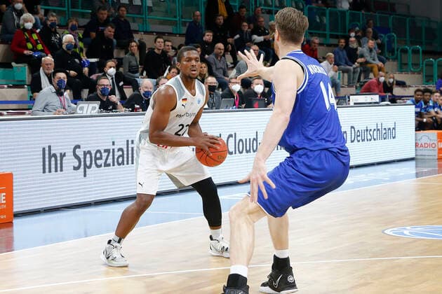 Basketball FIBA Europa Cup 5. Spieltag Gruppe A Runde 1 in der Oberfrankenhalle in Bayreuth Saison 2021-2022 Medi Bayreuth gegen Donar Groningen Cameron Wells ( Medi Bayreuth 22) links Thomas Koenis (Donar Groningen 14) rechts