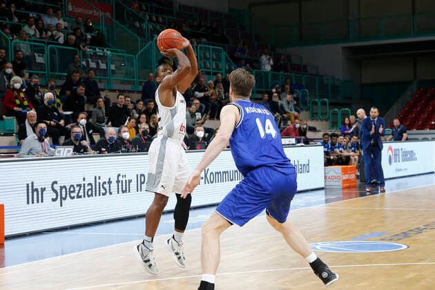 Basketball FIBA Europa Cup 5. Spieltag Gruppe A Runde 1 in der Oberfrankenhalle in Bayreuth Saison 2021-2022 Medi Bayreuth gegen Donar Groningen Cameron Wells ( Medi Bayreuth 22) links Thomas Koenis (Donar Groningen 14) rechts