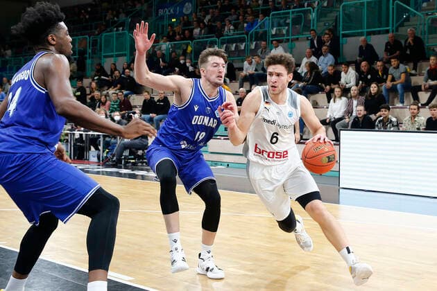Basketball FIBA Europa Cup 5. Spieltag Gruppe A Runde 1 in der Oberfrankenhalle in Bayreuth Saison 2021-2022 Medi Bayreuth gegen Donar Groningen Kevin Wohlrath ( Medi Bayreuth 6) rechts Willem Brandwijk (Donar Groningen 19) links