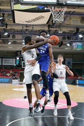 Basketball FIBA Europa Cup 5. Spieltag Gruppe A Runde 1 in der Oberfrankenhalle in Bayreuth Saison 2021-2022 Medi Bayreuth gegen Donar Groningen Sacar Anim ( Medi Bayreuth 2) links Andreas Seiferth (Medi Bayreuth 11) rechts Lotanna Nwogbo (Donar Groningen 24) mitte
