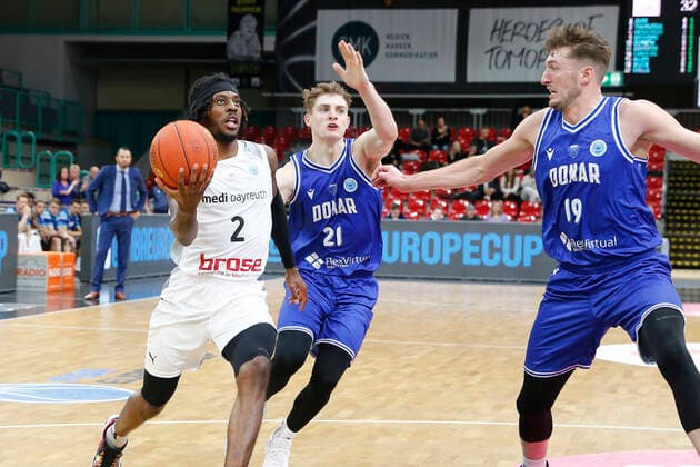 Basketball FIBA Europa Cup 5. Spieltag Gruppe A Runde 1 in der Oberfrankenhalle in Bayreuth Saison 2021-2022 Medi Bayreuth gegen Donar Groningen Sacar Anim ( Medi Bayreuth 2) links Henry Caruso (Donar Groningen 21) mitte Willem Brandwijk (Donar Groningen 19) rechts