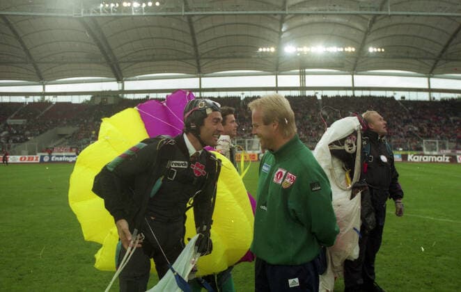 18.09.94 VfB Stuttgart - Eintracht Frankfurt Deutschland, Stuttgart, 18.09.1994, Fussball, Bundesliga, VfB Stuttgart - Eintracht Frankfurt (4:1): v.l. Eberhard Gienger, Jürgen Röber (Trainer VfB Stuttgart). *** 18 09 94 VfB Stuttgart Eintracht Frankfurt Germany, Stuttgart, 18 09 1994, Football, Bundesliga, VfB Stuttgart Eintracht Frankfurt 4 1 v l Eberhard Gienger, Jürgen Röber Coach VfB Stuttgart