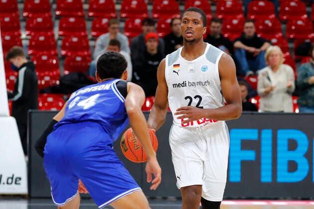 Basketball FIBA Europa Cup 5. Spieltag Gruppe A Runde 1 in der Oberfrankenhalle in Bayreuth Saison 2021-2022 Medi Bayreuth gegen Donar Groningen Cameron Wells ( Medi Bayreuth 22) rechts Thomas Koenis (Donar Groningen 14) links