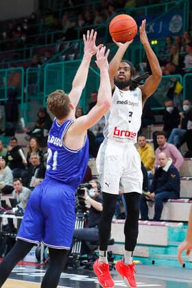 Basketball FIBA Europa Cup 5. Spieltag Gruppe A Runde 1 in der Oberfrankenhalle in Bayreuth Saison 2021-2022 Medi Bayreuth gegen Donar Groningen Marcus Thornton ( Medi Bayreuth 3) rechts Henry Caruso (Donar Groningen 21) links