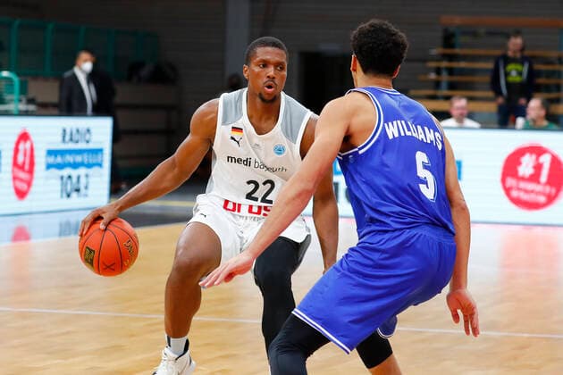 Basketball FIBA Europa Cup 5. Spieltag Gruppe A Runde 1 in der Oberfrankenhalle in Bayreuth Saison 2021-2022 Medi Bayreuth gegen Donar Groningen Cameron Wells ( Medi Bayreuth 22) links Leon Williams (Donar Groningen 5) rechts
