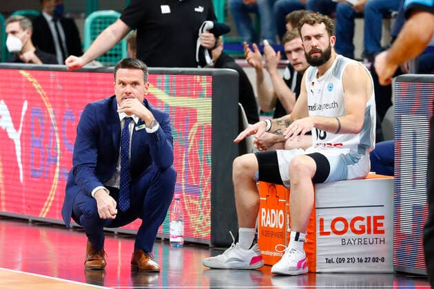 Basketball FIBA Europa Cup 5. Spieltag Gruppe A Runde 1 in der Oberfrankenhalle in Bayreuth Saison 2021-2022 Medi Bayreuth gegen Donar Groningen Raoul Korner (Medi Bayreuth) Trainer links Bastian Doreth (Medi Bayreuth 10) rechts