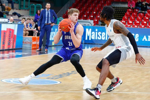 Basketball FIBA Europa Cup 5. Spieltag Gruppe A Runde 1 in der Oberfrankenhalle in Bayreuth Saison 2021-2022 Medi Bayreuth gegen Donar Groningen Sacar Anim ( Medi Bayreuth 2) rechts Henry Caruso (Donar Groningen 21) links