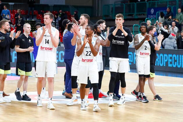 Basketball FIBA Europa Cup 5. Spieltag Gruppe A Runde 1 in der Oberfrankenhalle in Bayreuth Saison 2021-2022 Medi Bayreuth gegen Donar Groningen Medi Bayreuth Spieler nach dem Sieg