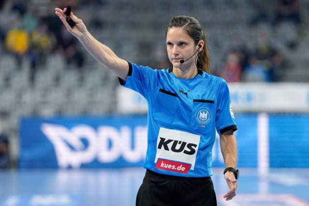 Maike Merz (Schiedsrichterin), gibt Anweisungen, gestikuliert, mit den Armen gestikulieren, gives instructions, gesticulate, Einzelbild, Aktion, Action, 10.11.2021, Mannheim (Deutschland), Handball, Bundesliga, Rhein-Neckar Löwen - TBV Lemgo Lippe