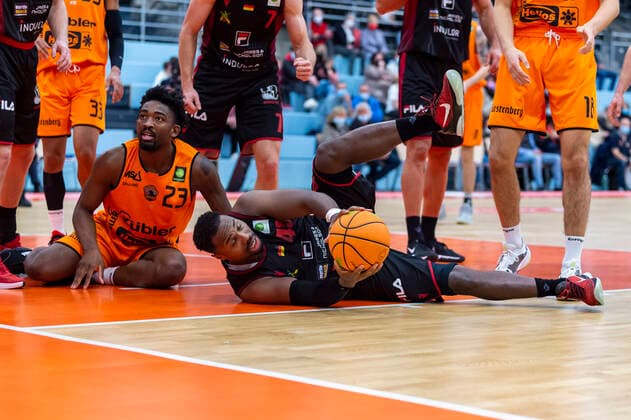 Demetrius Ward (45, Artland Dragons) erobert am Boden den Ball von Raiquan Clark (23, WiHa Panthers Schwenningen) GER, Basketball, Barmer 2. Bundesliga Pro-A, Spieltag 9, WiHa Panthers Villingen-Schwenningen vs Quakenbrueck Artland Dragons, 10.11.2021, GER, Basketball, Barmer 2. Bundesliga Pro-A, Spieltag 9, WiHa Panthers Villingen-Schwenningen vs Quakenbrueck Artland Dragons, 10.11.2021, Villingen-Schwenningen Copyright: xEibner-Pressefotox EP_FWF