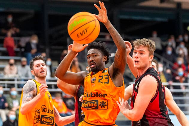 Raiquan Clark (23, WiHa Panthers Schwenningen) mit Jonas Weitzel (27, Artland Dragons) GER, Basketball, Barmer 2. Bundesliga Pro-A, Spieltag 9, WiHa Panthers Villingen-Schwenningen vs Quakenbrueck Artland Dragons, 10.11.2021, GER, Basketball, Barmer 2. Bundesliga Pro-A, Spieltag 9, WiHa Panthers Villingen-Schwenningen vs Quakenbrueck Artland Dragons, 10.11.2021, Villingen-Schwenningen Copyright: xEibner-Pressefotox EP_FWF