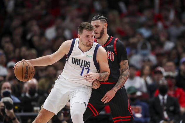 November 10, 2021: The Dallas Mavericks Luka Doncic (77) works against the Chicago Bulls Lonzo Ball during the first half at the United Center on Wednesday, Nov. 10, 2021, in Chicago. - ZUMAm67_ 0141634312st Copyright: xArmandoxL.xSanchezx