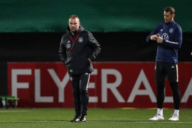 Bundestrainer Hansi Flick und Torwart Manuel Neuer (Deutschland) - Training Deutsche Nationalmannschaft auf dem Trainingsplatz D an der Volkswagen Arena in Wolfsburg - Fußball,Mann,Männer,Deutschland,10.11.2021