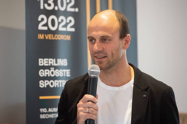 Maximilian Levy (Deutschland) im Gespraech Talk mit den Medienvertretern - Querformat - quer - horizontal - Event Veranstaltung: Pressekonferenz zum 110. Berliner Sechstagerennen 2022 - Six Day Berlin 2022 - Location Ort: Berliner Kaffeerösterei am Stuttgarter Platz - Germany Deutschland - Europa Europa - Date Datum: 12.11.2021