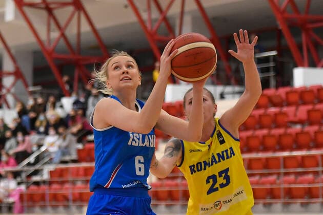 Basketball, Damen EM Quali, Rumänien - Island FIBA Women s EuroBasket Qualifiers: Romania v Iceland Bucharest, Romania - NOVEMBER 11: Hallveig Jonsdottir and Alina Podar in action during the FIBA Women s EuroBasket Qualifiers game between Romania and Iceland at Steaua Stadium, thursday, November 11, 2021 in Bucharest, Romania. Alex Nicodim Imago Images Copyright: xAlexxNicodimx
