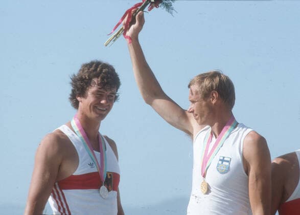 Olympische Spiele 1984 in Los Angeles. Rudern: Siegerehrung Einer: Peter Michael Kolbe (BRD li. Silber) und Pertti Karppinen (FIN Gold). 05.08.1984. *** Olympic Games 1984 in Los Angeles Rowing Award Ceremony Single Peter Michael Kolbe BRD li Silver and Pertti Karppinen FIN Gold 05 08 1984 HM
