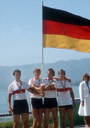 Olympische Spiele 1984 in Los Angeles. Rudern: Der Bundesdeutsche Doppelvierer mit Goldmedaille und Fahne. V.l: Albert Hedderich, Raimund Hörmann, Dieter Wiedemann und Michael Dürsch. 05.08.1984. *** Olympic Games 1984 in Los Angeles Rowing The German double sculls with gold medal and flag V l Albert Hedderich, Raimund Hörmann, Dieter Wiedemann and Michael Dürsch 05 08 1984 HM
