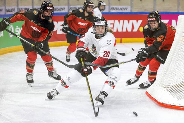 Sport Themen der Woche KW45 Sport Bilder des Tages Ice hockey, Eishockey - Olympic Qualification, GER vs AUT FUESSEN,GERMANY,11.NOV.21 - ICE HOCKEY - Beijing 2022 Olympic Qualification, ladies, OEEHV international match, Länderspiel, Nationalmannschaft Germany vs Austria. Image shows Marie Delarbre (GER), Janine Weber (AUT) and Anna Reich (GER).  GEPAxpictures xPatrickxSteiner
