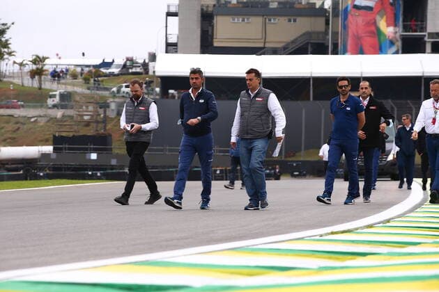 FORMULA 1 HEINEKEN GRANDE PREMIO DO BRASIL 2021 11.11.2021, Autodromo Jose Carlos Pace, Interlagos, FORMULA 1 HEINEKEN GRANDE PREMIO DO BRASIL 2021 , im Bild FIA Rennleiter Michael Masi geht mit den Verantwortlichen der Strecke in Interlagos über die Strecke.