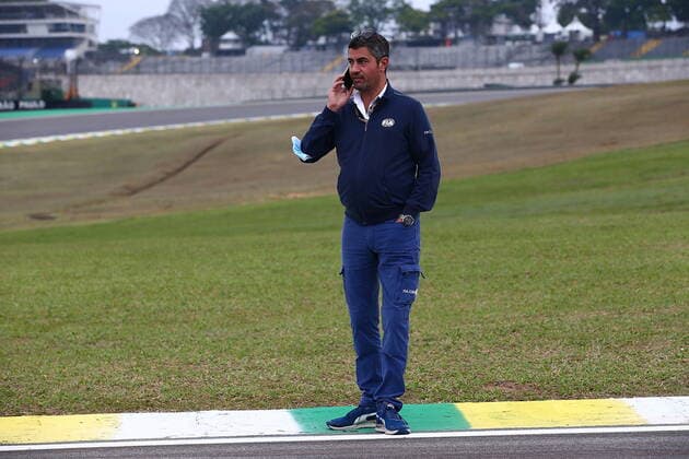 FORMULA 1 HEINEKEN GRANDE PREMIO DO BRASIL 2021 11.11.2021, Autodromo Jose Carlos Pace, Interlagos, FORMULA 1 HEINEKEN GRANDE PREMIO DO BRASIL 2021 , im Bild FIA Rennleiter Michael Masi geht mit den Verantwortlichen der Strecke in Interlagos über die Strecke.