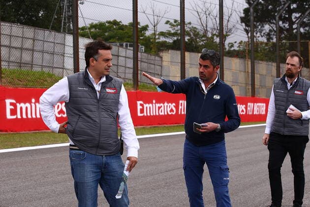 FORMULA 1 HEINEKEN GRANDE PREMIO DO BRASIL 2021 11.11.2021, Autodromo Jose Carlos Pace, Interlagos, FORMULA 1 HEINEKEN GRANDE PREMIO DO BRASIL 2021 , im Bild FIA Rennleiter Michael Masi geht mit den Verantwortlichen der Strecke in Interlagos über die Strecke.