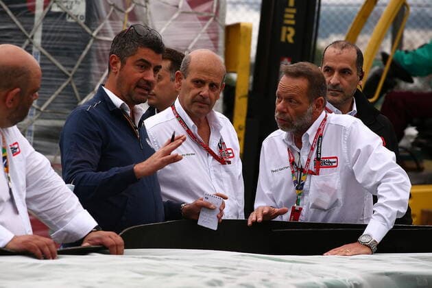 FORMULA 1 HEINEKEN GRANDE PREMIO DO BRASIL 2021 11.11.2021, Autodromo Jose Carlos Pace, Interlagos, FORMULA 1 HEINEKEN GRANDE PREMIO DO BRASIL 2021 , im Bild FIA Rennleiter Michael Masi geht mit den Verantwortlichen der Strecke in Interlagos über die Strecke.