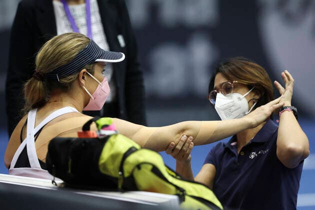 Danielle Collins wird von Physiotherapeutin behandelt, Behandlung, verletzt, Verletzung Tennis - Ladies Linz 2021 - WTA, Tennis Damen - Tips Arena - Linz - Oberoesterreich - Oesterreich - 11 November 2021. Copyright: xJuergenxHasenkopfx